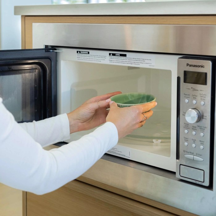 how to clean a microwave
