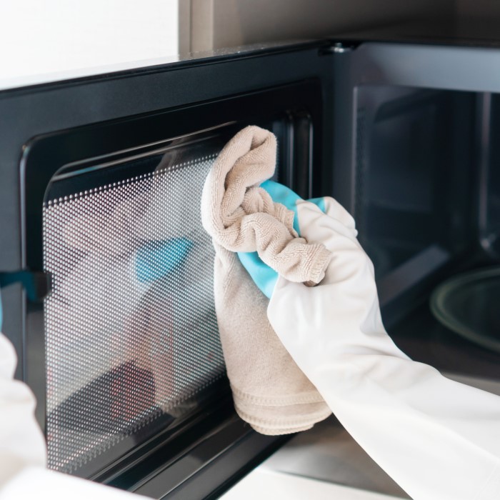 how to clean a microwave