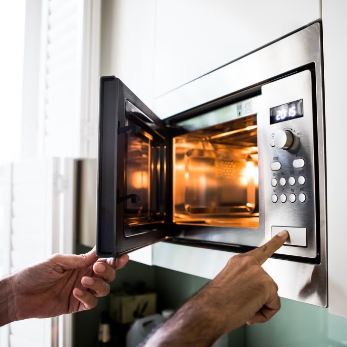 how to clean a microwave